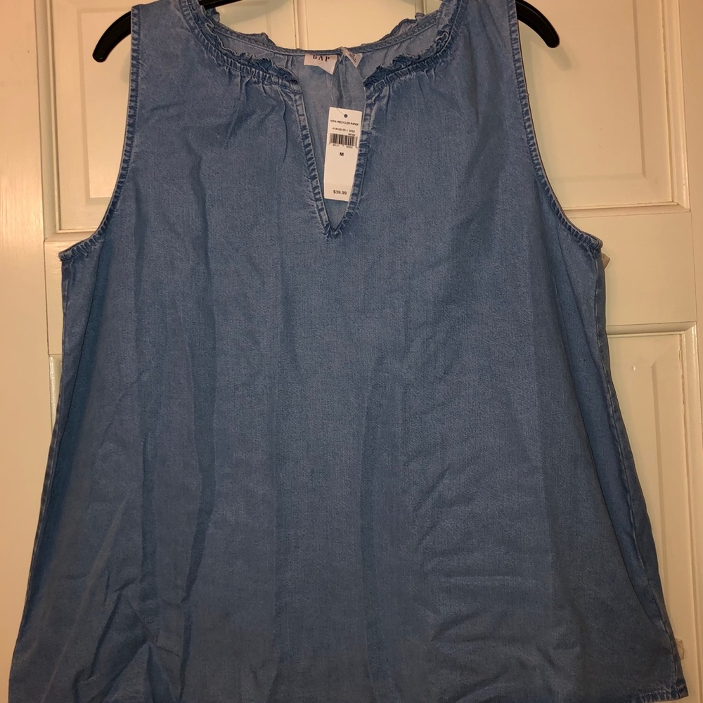 NWT Gap top Size M